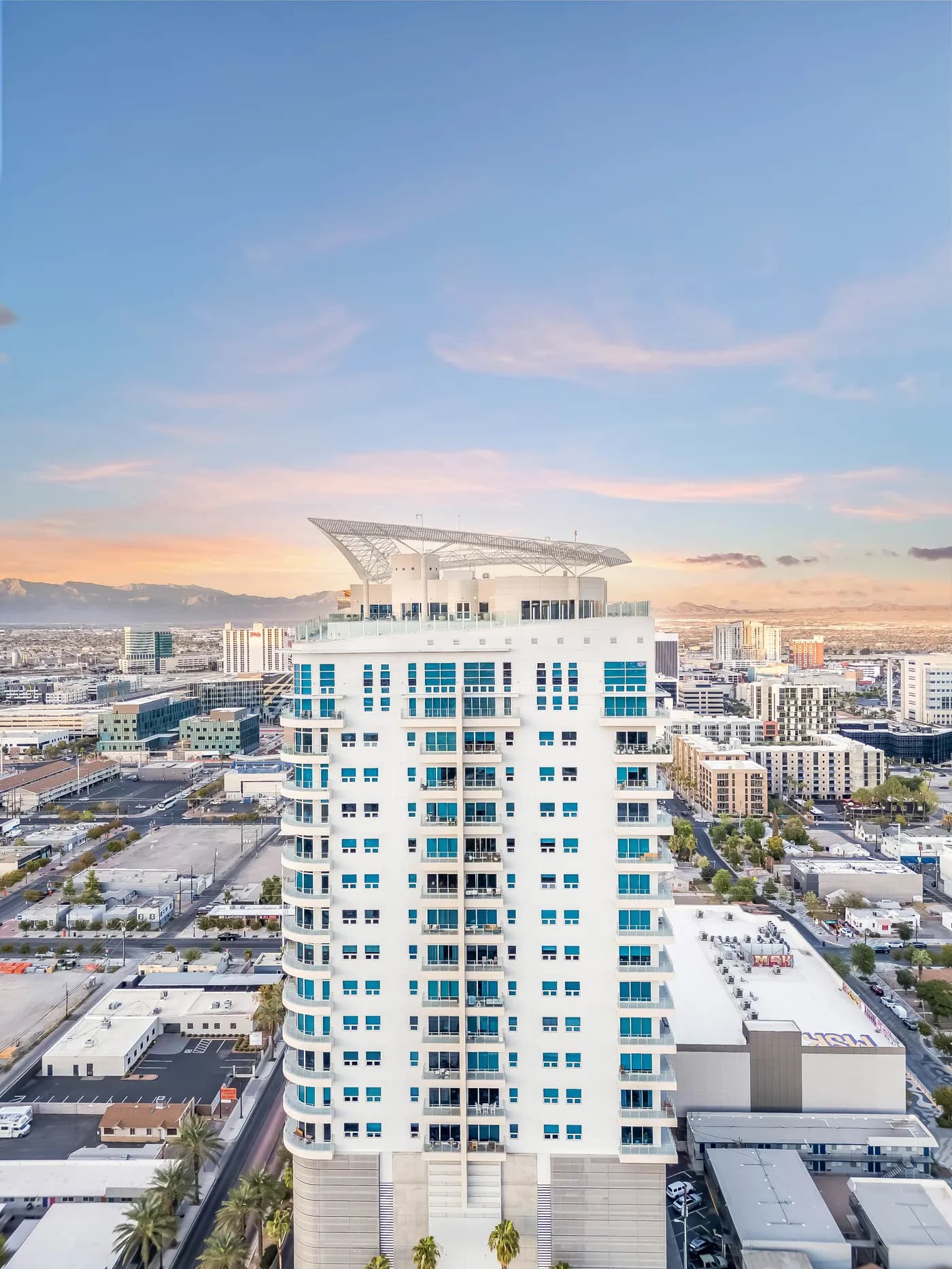 Sinatra Penthouse - building photo