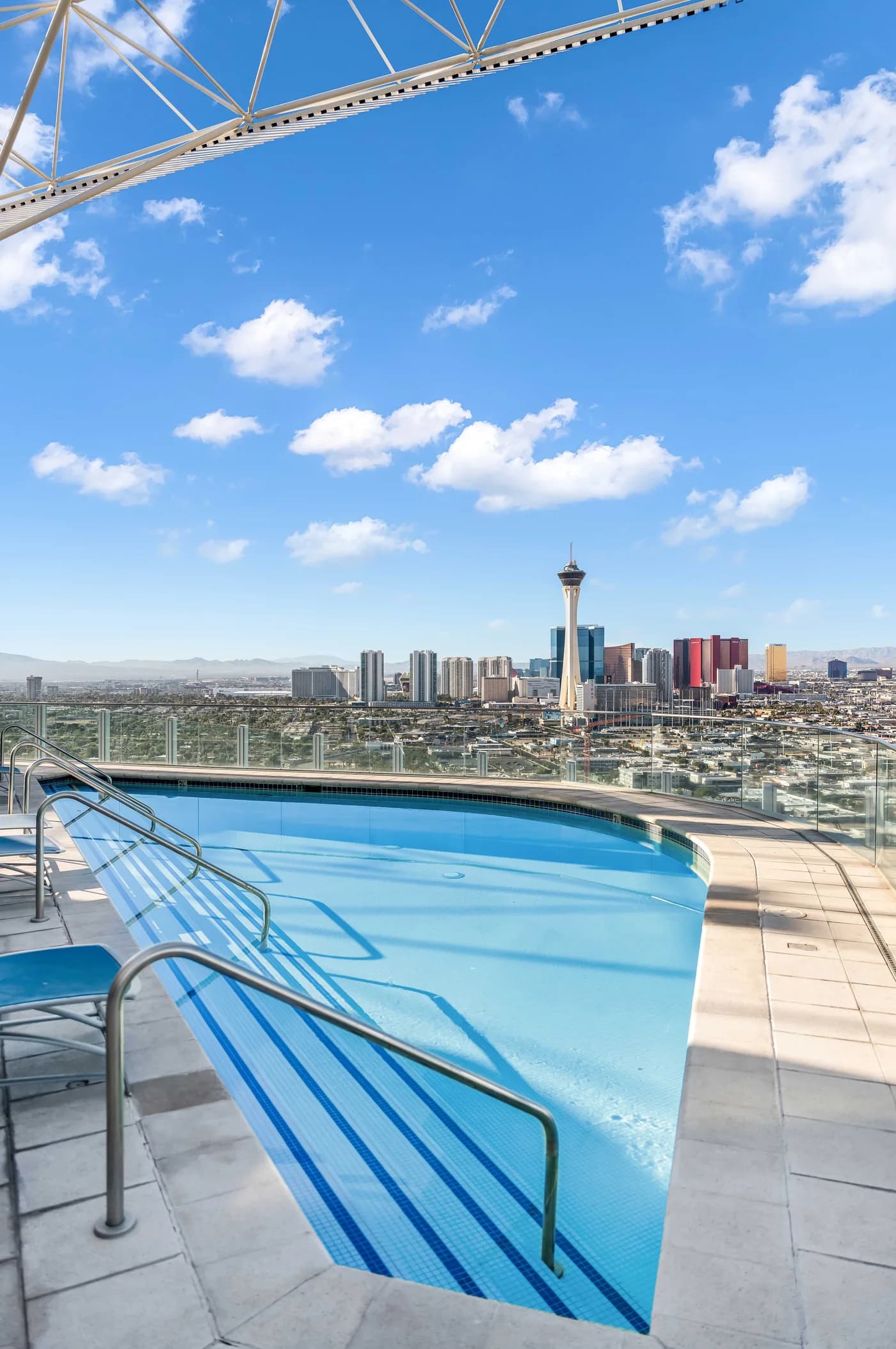 Sinatra Penthouse - building photo